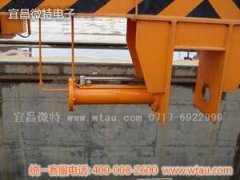 公伯峽水電站壩頂門機安裝我公司抓梁穿銷就位