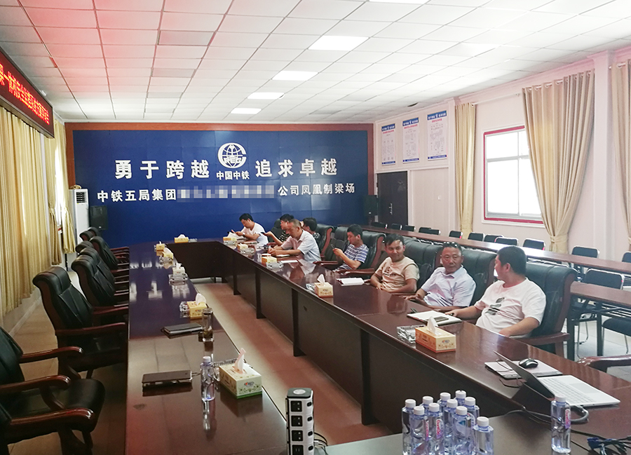 與中鐵五局具體負(fù)責(zé)人員進行技術(shù)交流