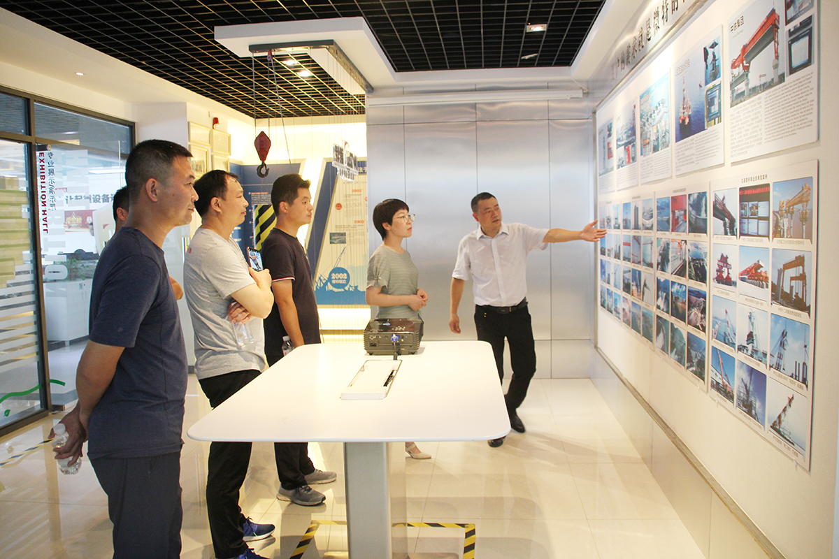 總經(jīng)理邱曉紅、副總經(jīng)理顏劍一行人蒞臨微特