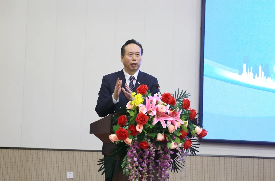 衛(wèi)華集團黨委書記、總裁俞有飛致辭