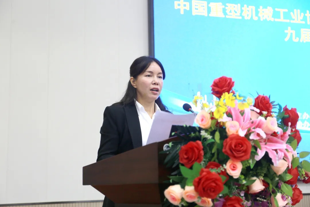 苗紅宣讀《關于表彰2019年度優(yōu)秀橋、門式起重機生產企業(yè)的決定》