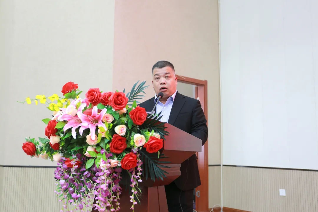 任海濤宣讀《關于表彰2019年度優(yōu)秀起重機配套件供應商的決定》