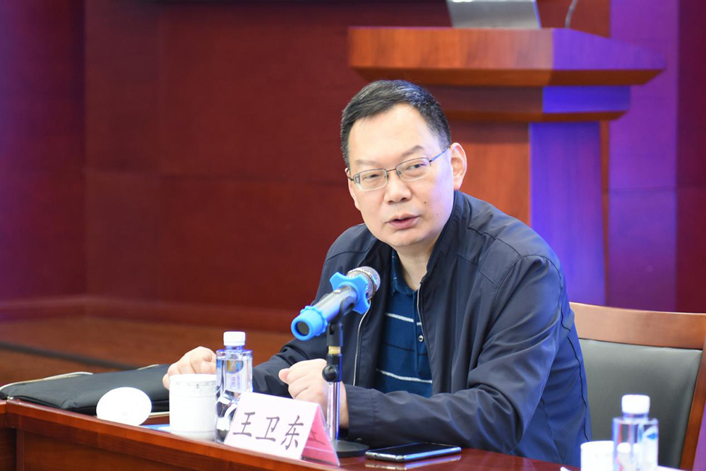 中國(guó)航海學(xué)會(huì)船閘專業(yè)委員會(huì)秘書(shū)長(zhǎng)王衛(wèi)東主持會(huì)議