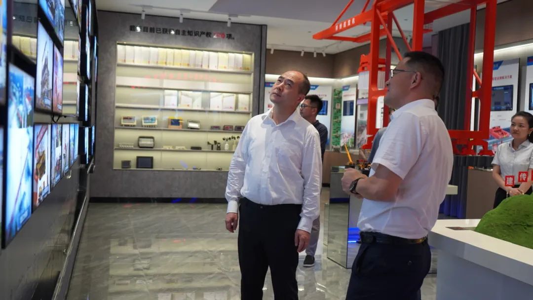 宜昌市副市長(zhǎng)崔偉寧蒞臨微特3.jpg
